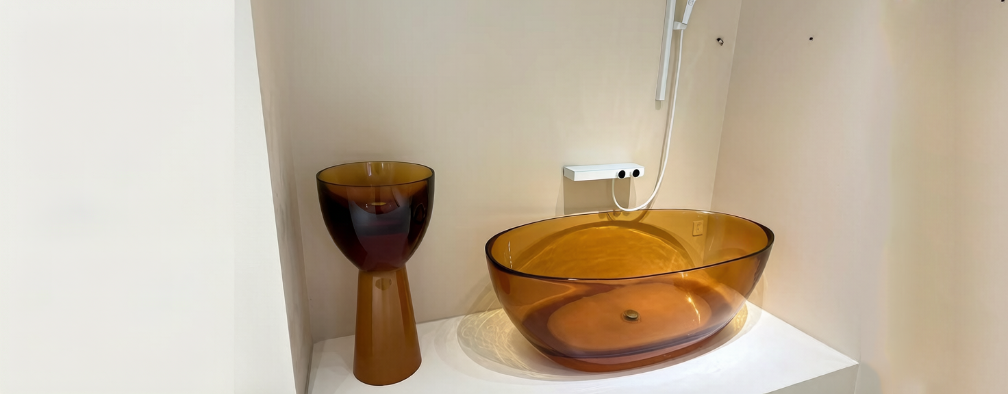 Translucent resin bathtub